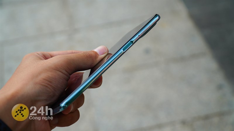 Cạnh phải của Galaxy M53 5G gồm phím nguồn và cụm phím tăng giảm âm lượng Cạnh phải của Galaxy M53 5G gồm phím nguồn và cụm phím tăng giảm âm lượng