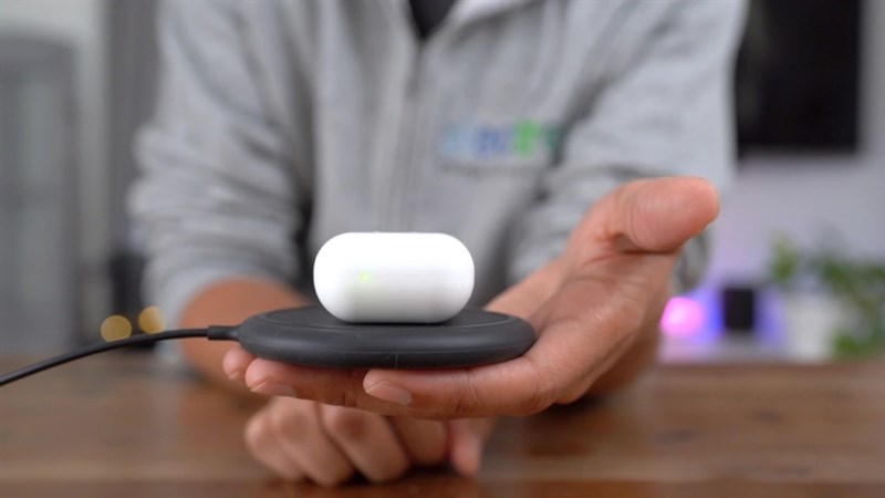 Chuẩn sạc Qi đem lại sự tiện lợi, chỉ cần đặt lên là AirPods 2 đã được sạc rồi