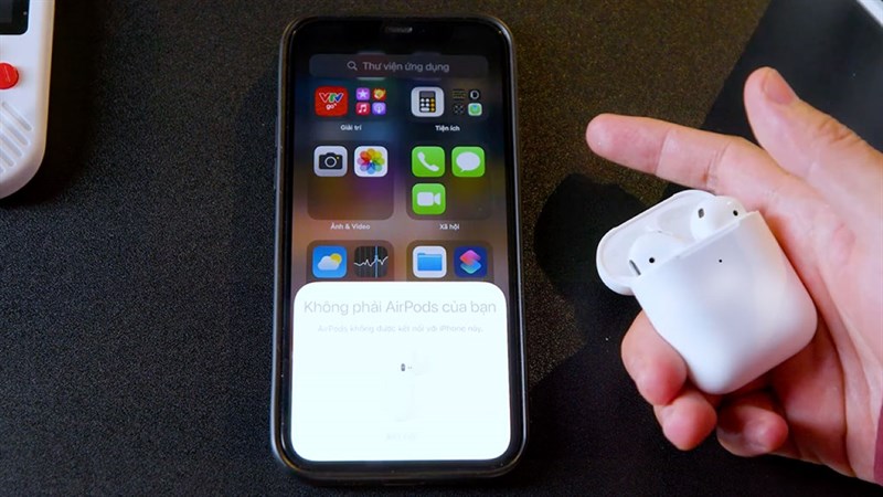 Airpods 2 có kết nối tiện lợi, bạn chỉ cần bật nắp là chiếc iPhone sẽ nhận ra ngay