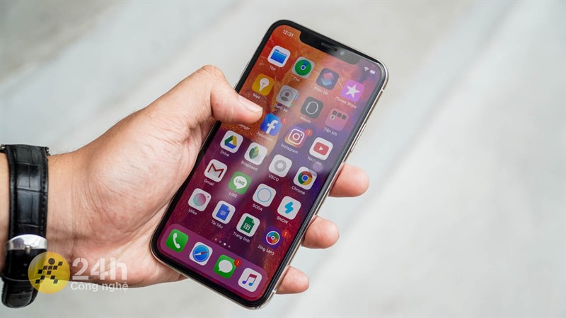 Để thời lượng sử dụng pin của iPhone X được lâu hơn thì mình sẽ giảm độ sáng màn hình xuống một chút khi dùng.