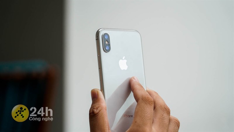 iPhone X thiết kế tinh tế, sang trọng với khung viền bo cong và mặt lưng kính