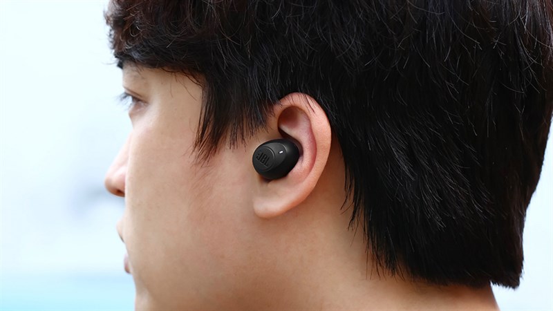 Công nghệ JBL Pure Bass Sound sẽ giúp bạn thưởng thức trọn vẹn các thể loại nhạc khác nhau. JBL T115TWS sở hữu công nghệ âm thanh giúp tăng cường dải âm để tận hưởng âm nhạc một cách trọn vẹn.