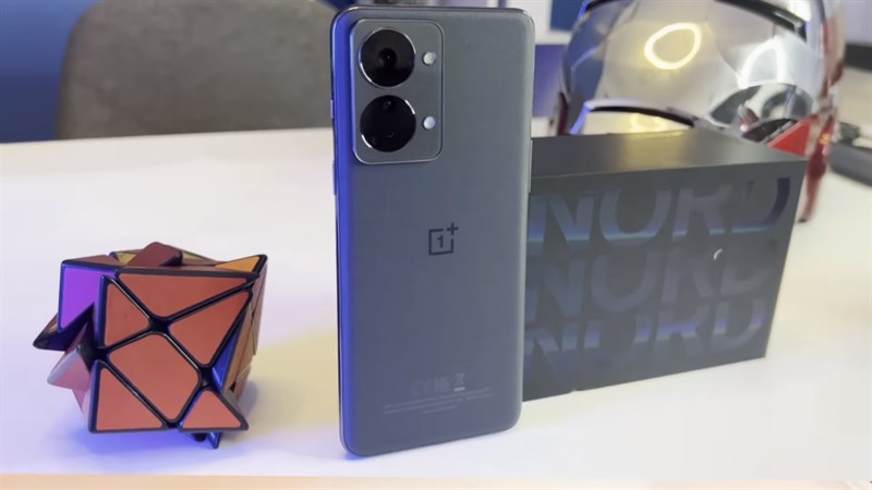 OnePlus Nord 2T 5G lộ diện trong video mở hộp trên kênh YouTube Sahil Karoul OnePlus Nord 2T 5G lộ diện trong video mở hộp trên kênh YouTube Sahil Karoul