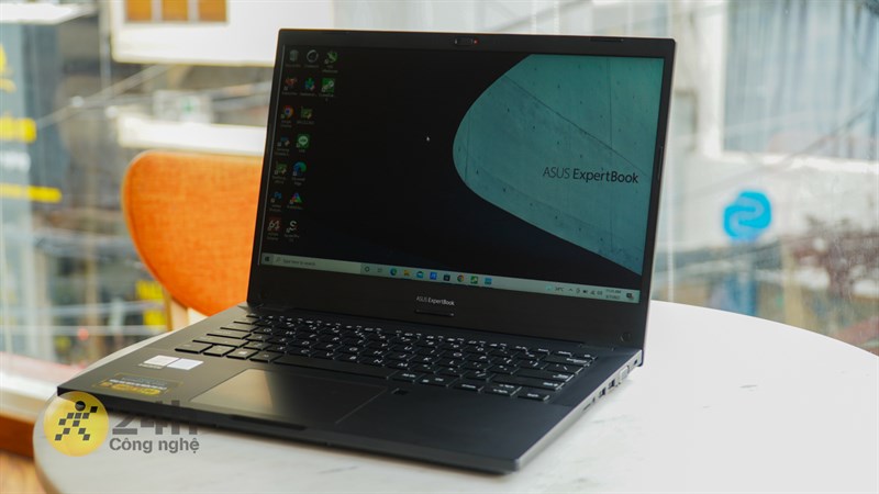 Góc nhìn và độ trong màn hình ASUS ExpertBook P2451F phải đánh đổi cho khả năng chống chói. Góc nhìn và độ trong màn hình ASUS ExpertBook P2451F phải đánh đổi cho khả năng chống chói.
