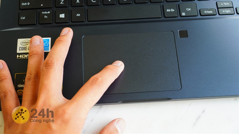 Bàn rê chuột của ASUS ExpertBook P2451F mượt mà và độ nhạy tốt. Bàn rê chuột của ASUS ExpertBook P2451F mượt mà và độ nhạy tốt.