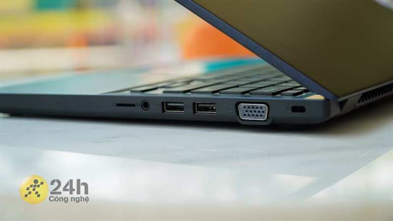 Các cổng kết nối ở cạnh phải ASUS ExpertBook P2451F. Các cổng kết nối ở cạnh phải ASUS ExpertBook P2451F.