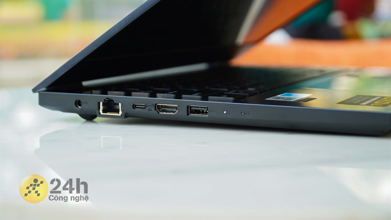 Các cổng kết nối ở cạnh trái ASUS ExpertBook P2451F. Các cổng kết nối ở cạnh trái ASUS ExpertBook P2451F.