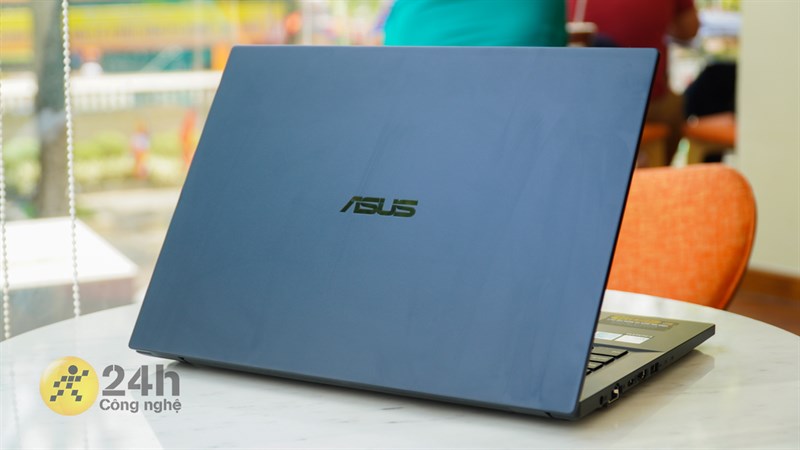 Vẻ ngoài của ASUS ExpertBook P2451F toát lên sự thanh lịch. Vẻ ngoài của ASUS ExpertBook P2451F toát lên sự thanh lịch.