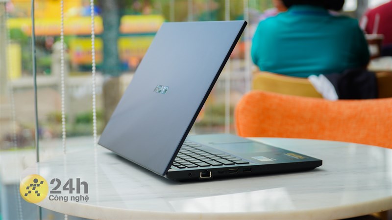 ASUS ExpertBook P2451F có tổng thể khá gọn nhẹ và dễ dàng mang theo khi ra ngoài làm việc. ASUS ExpertBook P2451F có tổng thể khá gọn nhẹ và dễ dàng mang theo khi ra ngoài làm việc.