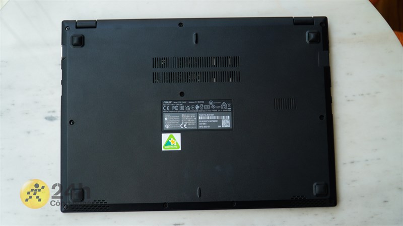 Các nút cao su ở mặt dưới của ASUS ExpertBook P2451F giúp máy bám chắc hơn vào mặt bàn. Các nút cao su ở mặt dưới của ASUS ExpertBook P2451F giúp máy bám chắc hơn vào mặt bàn.