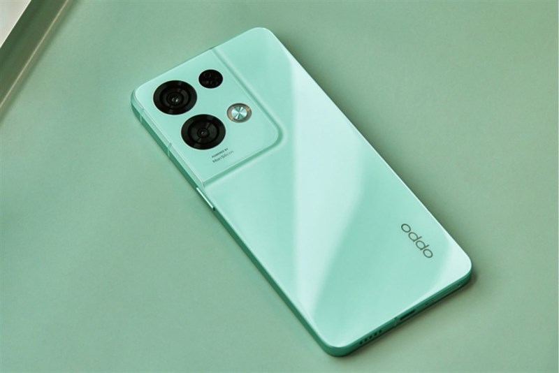 OPPO Reno8 Pro+ có phần cụm camera và mặt lưng được thiết kế liền khối