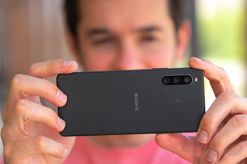 Xperia 10 IV có mặt lưng được hoàn thiện dạng nhám để hạn chế tình trạng bám mồ hôi và dấu vân tay Xperia 10 IV có mặt lưng được hoàn thiện dạng nhám để hạn chế tình trạng bám mồ hôi và dấu vân tay