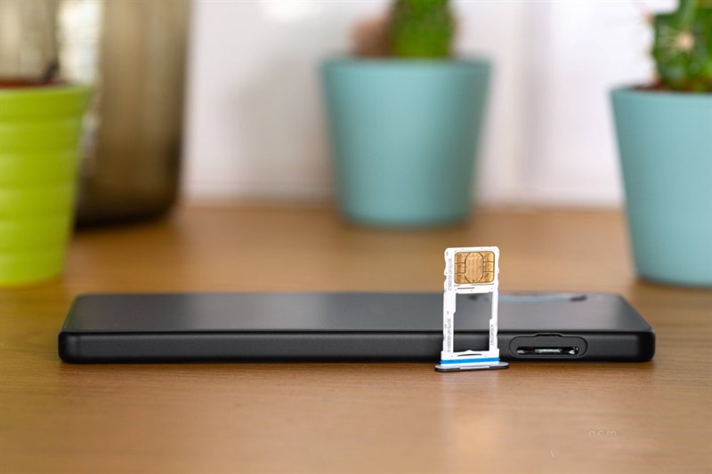 Cạnh trái Xperia 10 IV là khe SIM Cạnh trái Xperia 10 IV là khe SIM
