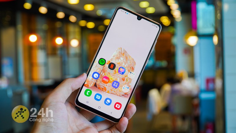 Galaxy A33 5G sở hữu màn hình Infinity-U cùng các viền xung quanh được làm không quá dày.