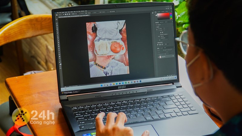 Mình có thể dùng MSI Creator M16 A12UC để edit ảnh bằng Photoshop, Lightroom với độ chính xác về màu sắc rất tốt.