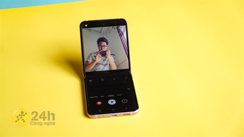 Khả năng gập mở của thiết bị, hỗ trợ chụp ảnh cực tốt, giảm bớt nổi lo rung tay ảnh hưởng chất lượng Khả năng gập mở của thiết bị, hỗ trợ chụp ảnh cực tốt, giảm bớt nổi lo rung tay ảnh hưởng chất lượng