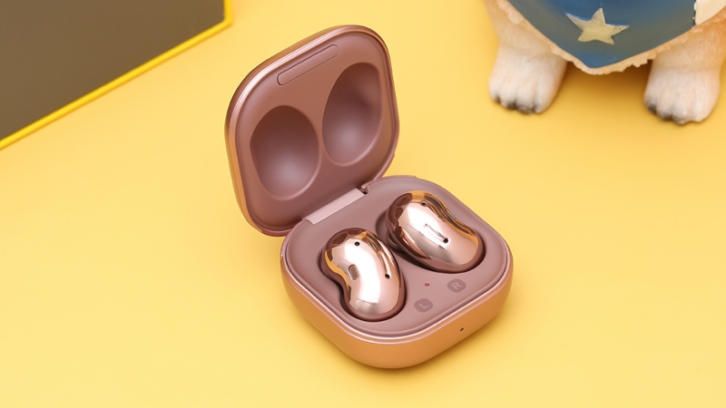 Samsung Galaxy Buds Live R180 Gold có tone màu đồng sang trọng và thời thượng. Samsung Galaxy Buds Live R180 Gold có tone màu đồng sang trọng và thời thượng.