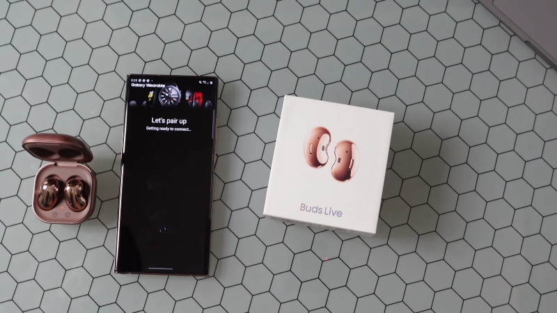 Bạn có thể kết nối Samsung Galaxy Buds Live dễ dàng với thiết bị di động với công nghệ Bluetooth 5.0. Nguồn: Phones And Drones. Bạn có thể kết nối Samsung Galaxy Buds Live dễ dàng với thiết bị di động với công nghệ Bluetooth 5.0. Nguồn: Phones And Drones.