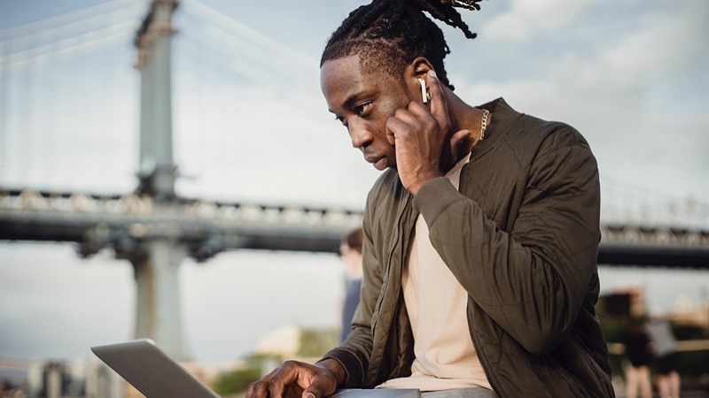 Điều khiển AirPods 2 dễ dàng thông qua cử chỉ chạm. Nguồn: Pexels. Điều khiển AirPods 2 dễ dàng thông qua cử chỉ chạm. Nguồn: Pexels.