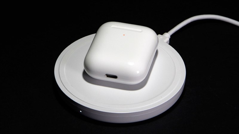 Sạc không dây trên AirPods 2. Nguồn: 01net. Sạc không dây trên AirPods 2. Nguồn: 01net.