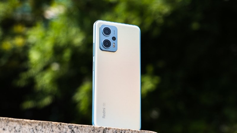 Redmi Note 11T Pro+ không có quá nhiều thay đổi về mặt thiết kế