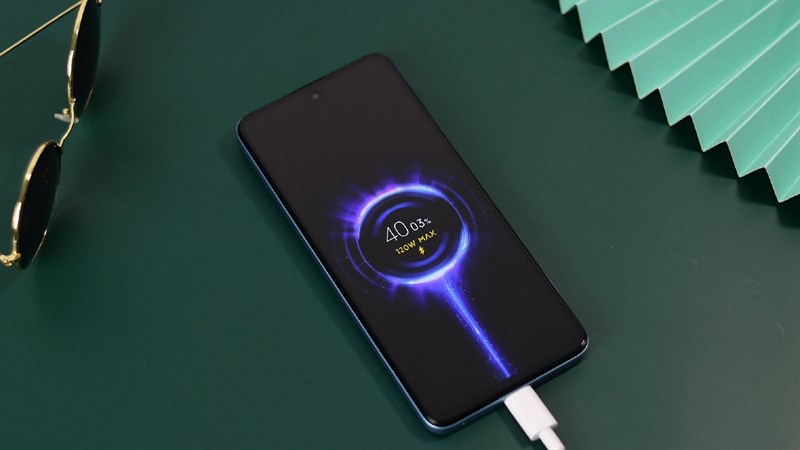 Redmi Note 11T Pro+ sở hữu viên pin 4.400 mAh cùng công suất sạc nhanh lên đến 120 W