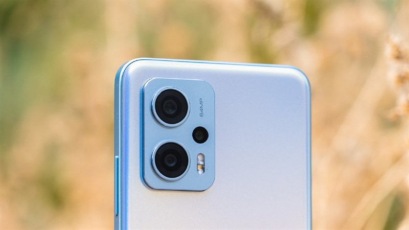 Redmi Note 11T Pro+ được trang bị cụm ba camera với cảm biến chính có độ phân giải 64 MP