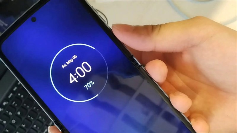 Video trên tay Motorola Razr 3 bị rò rỉ, thiết kế lộ diện hoàn toàn Video trên tay Motorola Razr 3 bị rò rỉ, thiết kế lộ diện hoàn toàn
