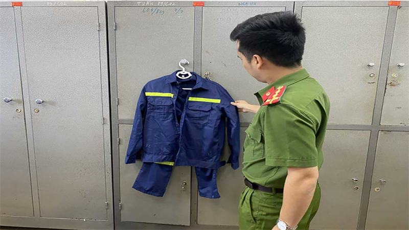 Cán bộ Cục Cảnh sát hình sự kiểm tra quần áo bảo hộ Cảnh sát PCCC mà đối tượng Mai Thanh Tùng và Vũ Văn Tiến gửi cho các bị hại Cán bộ Cục Cảnh sát hình sự kiểm tra quần áo bảo hộ Cảnh sát PCCC mà đối tượng Mai Thanh Tùng và Vũ Văn Tiến gửi cho các bị hại