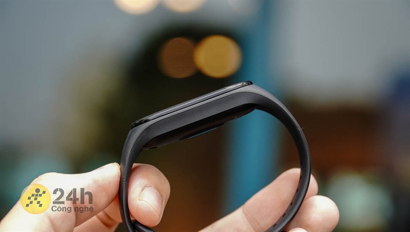 Cạnh bên sợi dây đeo của Xiaomi Band 7 được dát phẳng trông rất là hiện đại Cạnh bên sợi dây đeo của Xiaomi Band 7 được dát phẳng trông rất là hiện đại