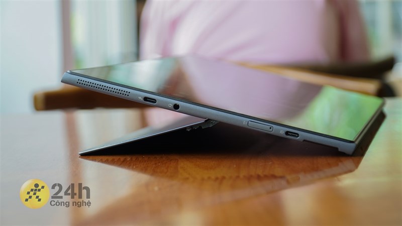 Cạnh trái của Lenovo Yoga Duet 7 13ITL6.