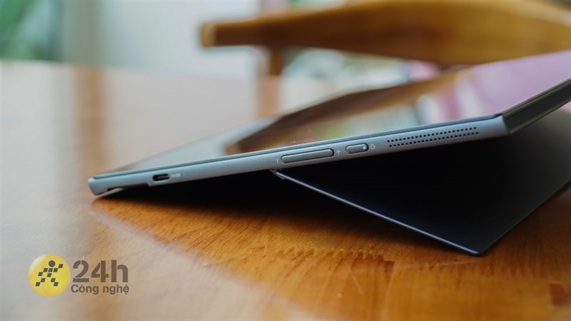 Cạnh phải của Lenovo Yoga Duet 7 13ITL6.