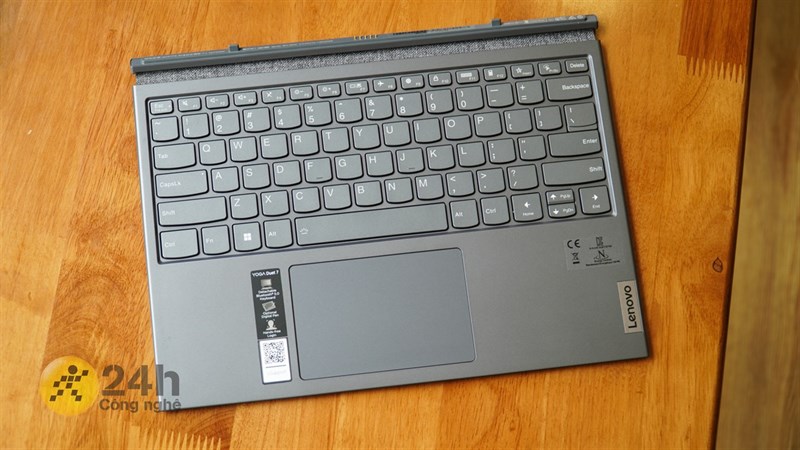 Thành phần thứ hai đi kèm với Lenovo Yoga Duet 7 13ITL6 là case bàn phím.