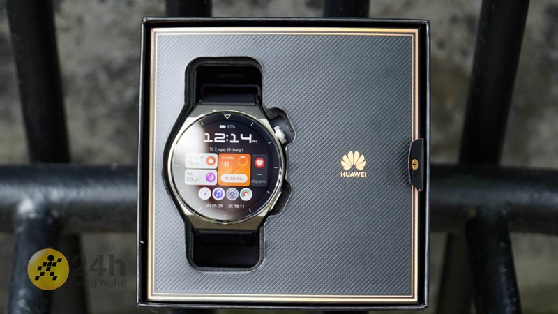 Huawei Watch GT 3 Pro - nhân vật chính của chúng ta được đặt gọn gàng bên trong hộp