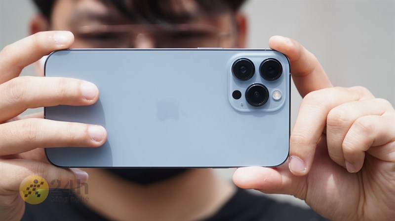 iPhone 13 Pro Max với 3 ống kính camera sau.