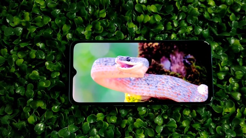 Đánh đối với thiết kế bắt mắt thì màn hình của OPPO A77 5G chưa được ấn tượng