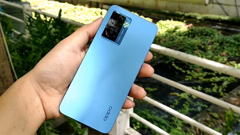 Mặt lưng OPPO A77 5G quá đẹp với hiệu ứng gradient từ Xanh sang Trắng