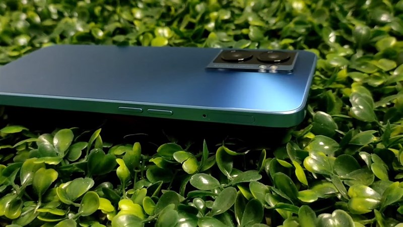 Cạnh trái của OPPO A77 5G