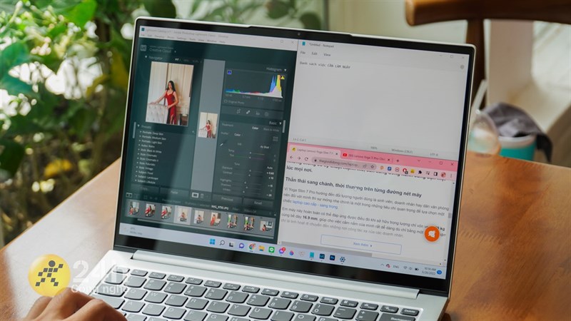 Lenovo Yoga Slim 7 Pro 14IHU5 còn có tỷ lệ màn hình 16:10 giúp máy hiển thị nhiều nội dung hơn, đặc biệt hữu ích khi làm việc đa nhiệm.