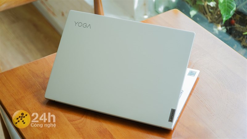  Lenovo Yoga Slim 7 Pro 14IHU5 cũng có vẻ ngoài sang trọng với vỏ kim loại và thiết kế tối giản.