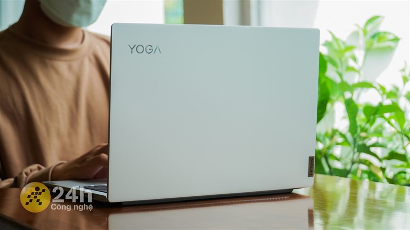 Lenovo Yoga Slim 7 Pro 14IHU5 có độ sáng màn hình đạt 400 nits, con số khá lý tưởng để bạn dùng máy trong nhiều điều kiện khác nhau.