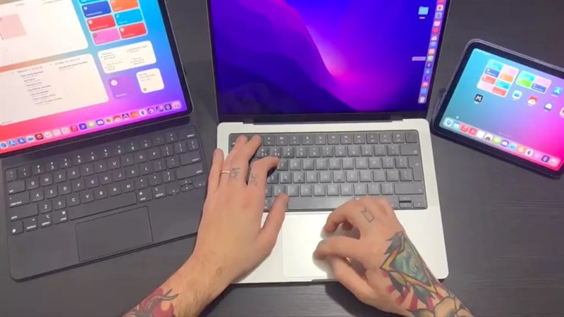 Người dùng có thể điều khiển 2 thiết bị khác nhau chỉ với 1 bộ bàn phím và chuột duy nhất nhờ tính năng Universal Control Người dùng có thể điều khiển 2 thiết bị khác nhau chỉ với 1 bộ bàn phím và chuột duy nhất nhờ tính năng Universal Control