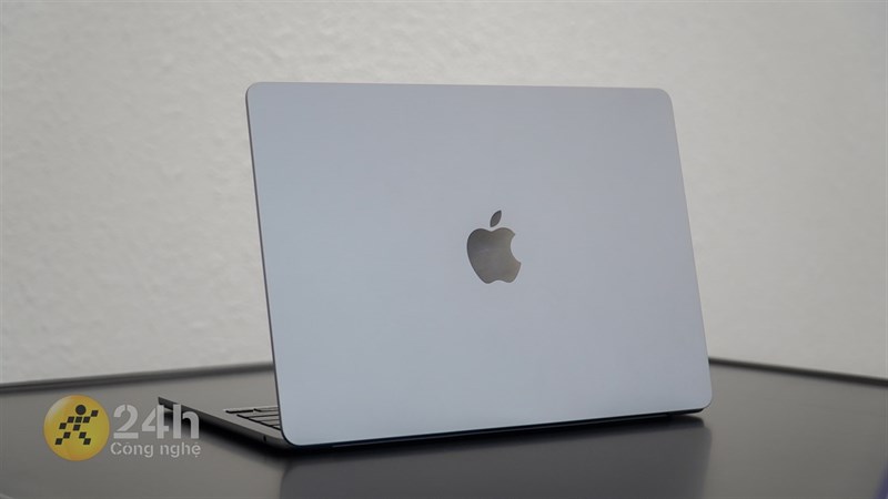 MacBook Air M2 2022 sở hữu thiết kế góc cạnh vuông vức trông rất lịch lãm, nam tính.