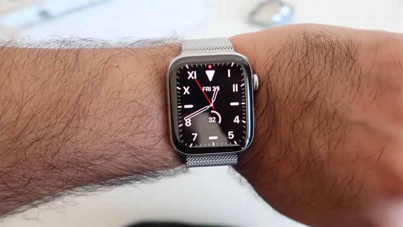 Apple Watch S5 LTE thép hợp với mệnh Kim