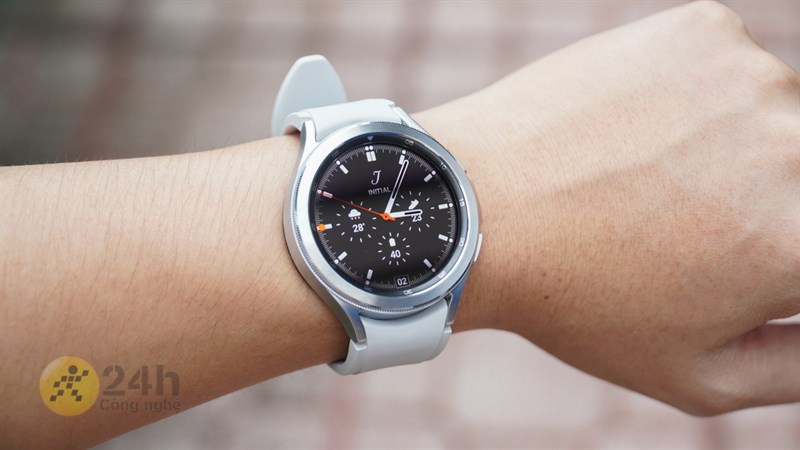 Galaxy Watch 4 series cũng sở hữu những phiên bản phù hợp với mệnh Kim nữa