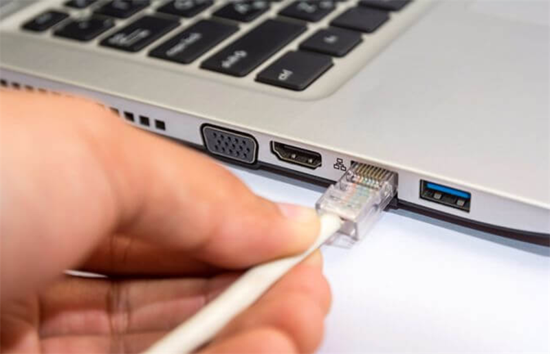 Sử dụng dây cáp kết nối internet thay vì dùng wifi