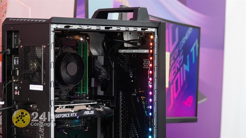 Cùng với đó là dải đèn LED RGB được đặt ở phần sườn máy Cùng với đó là dải đèn LED RGB được đặt ở phần sườn máy
