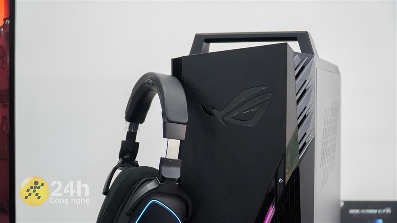 ROG Strix GT15 2022 còn được trang bị giá đỡ tai nghe và quai cầm tiện lợi ROG Strix GT15 2022 còn được trang bị giá đỡ tai nghe và quai cầm tiện lợi