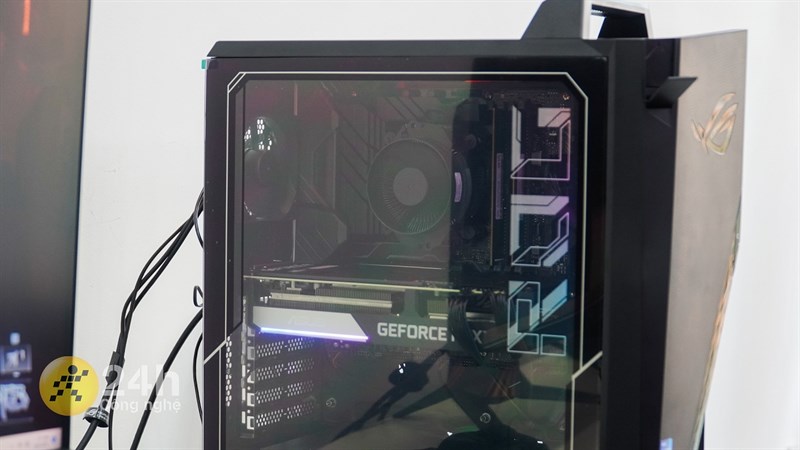 Cạnh bên của ROG Strix GT15 2022 với mặt kính trong suốt Cạnh bên của ROG Strix GT15 2022 với mặt kính trong suốt