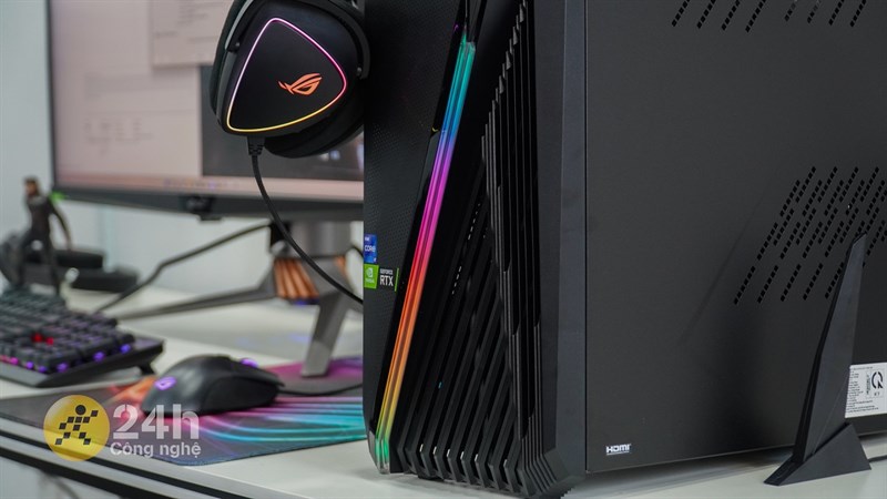 Khe lấy gió ở mặt trước của ROG Strix GT15 2022 nằm ngay vị trí của những rãnh cắt Khe lấy gió ở mặt trước của ROG Strix GT15 2022 nằm ngay vị trí của những rãnh cắt